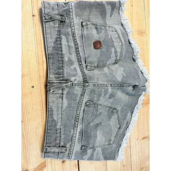 Roxy Women's Camouflage Embroidered Beaded Shorts Standard Size 28 Green - Picture 2 of 6